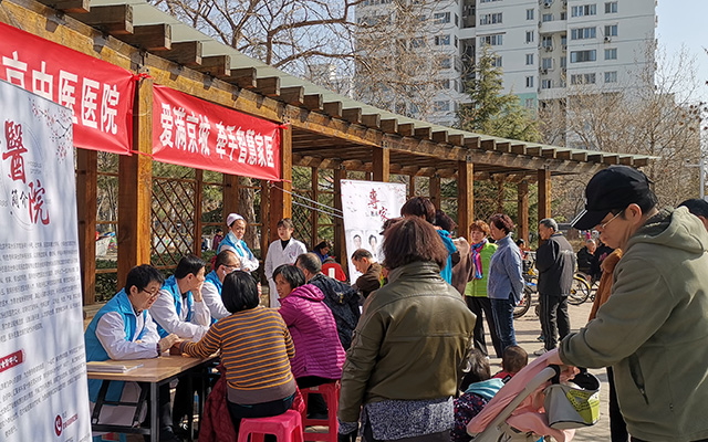 【学雷锋日】九游平台,九游(中国)举办“爱满京城，牵手智慧家医”志愿服务活动(图2)