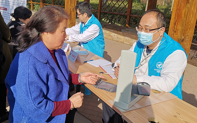 【学雷锋日】九游平台,九游(中国)举办“爱满京城，牵手智慧家医”志愿服务活动(图5)